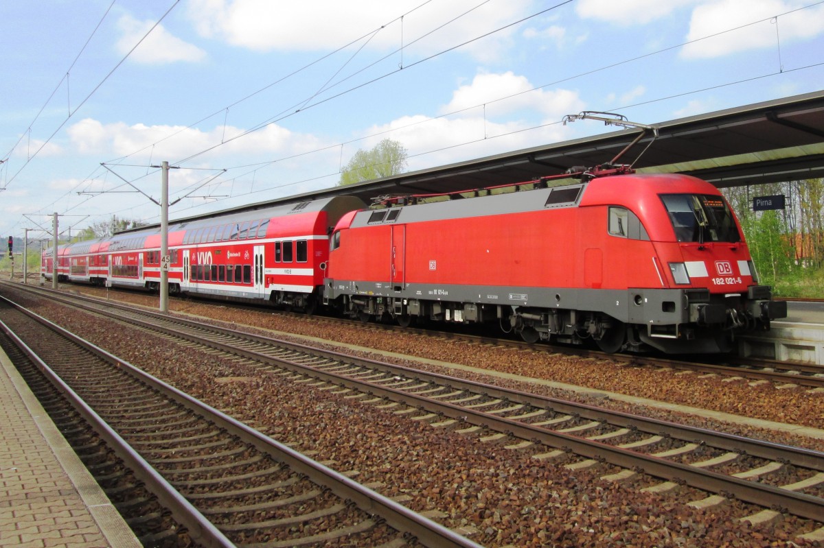 S-Bahn nach Dresden mit 182 021 steht am 12 April 2014 in Pirna.