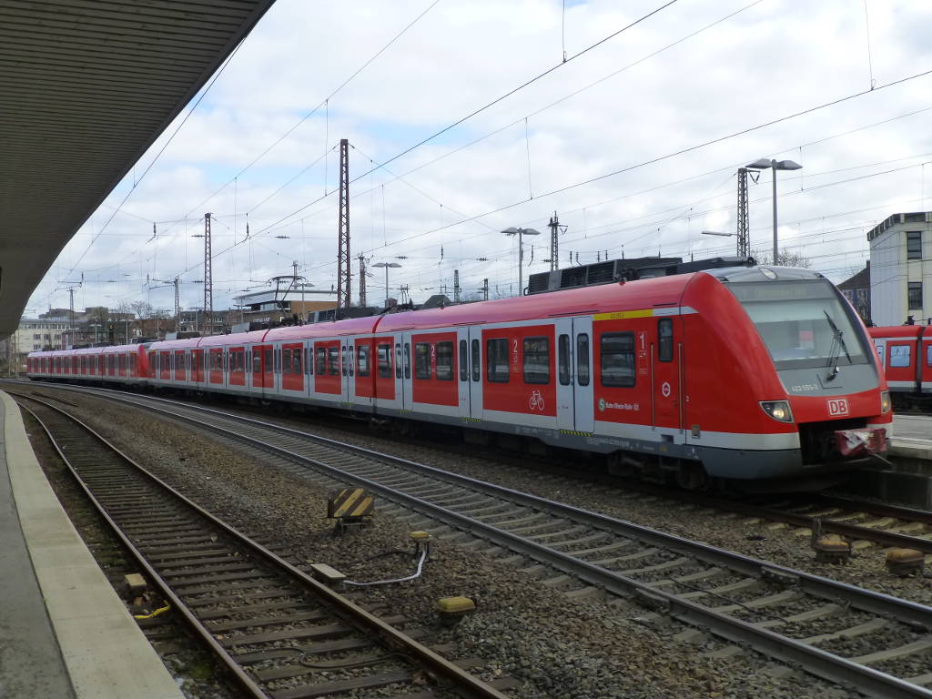 S1 nach Düsseldorf Hbf bei der Einfahrt in Essen Hbf, 23.3.16