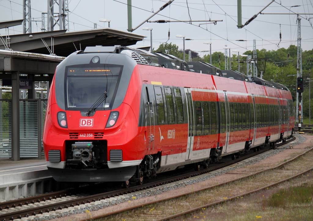 S1 von Rostock Hbf nach Warnemnde bei der Ausfahrt im Rostocker Hbf.10.05.2014