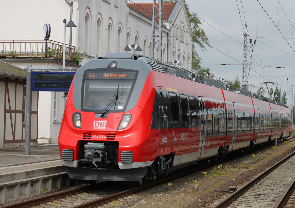 S3 von Gstrow nach Warnemnde kurz vor der Ausfahrt um 11.13 Uhr im Bahnhof Gstrow.