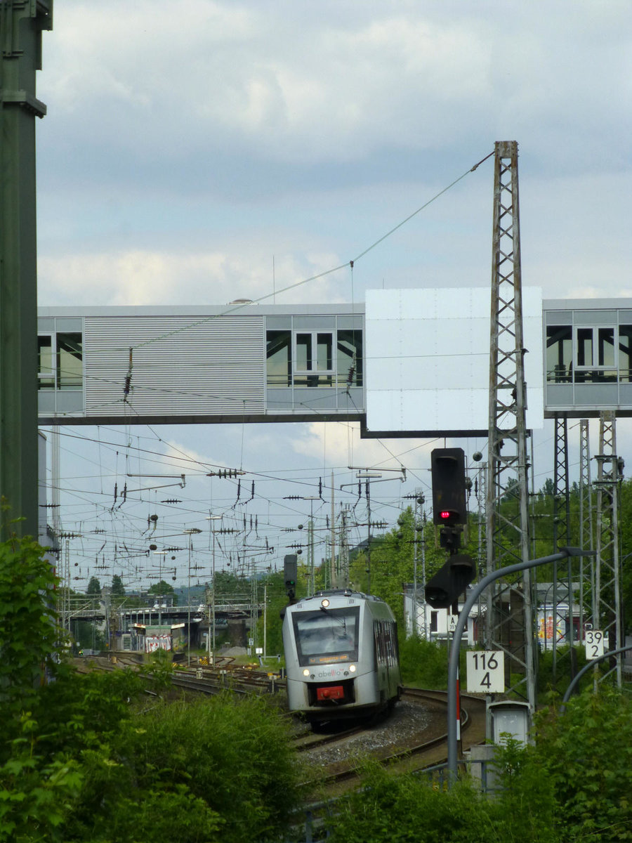 S7 nach W-Hbf unter der Brücke der Wicküler City, 11.5.2018.