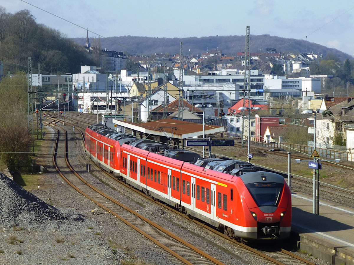 S8 nach Hagen Hbf fährt am 30.3.2020 am Bahnsteig in Unterbarmen ein. In der ersten Welle der Corona-Pandemie war der Nahverkehr zeitweise ausgedünnt worden. Auch in diesem Zug, dem einzigen auf dieser Linie in einer Stunde, saßen damals kaum Menschen.