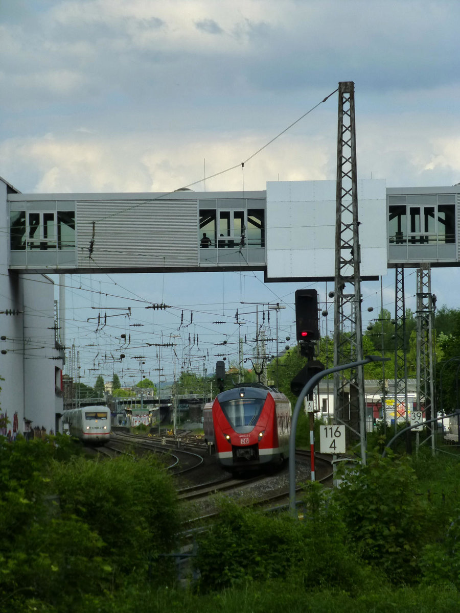 S8 nach Mönchengladbach (vorne 1440 323) zwischen W-Unterbarmen und Döppersberg. Im Hintergrund ein ICE. 11.5.18.