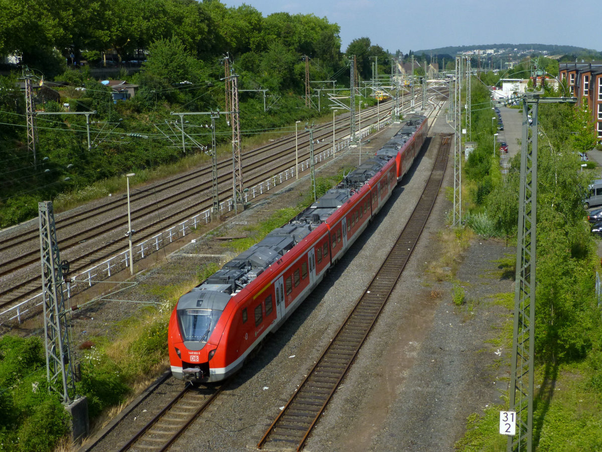 S8 Richtung Wuppertal-Oberbarmen, am 23.7. kurz vorm Bahnhof W-Vohwinkel getroffen.