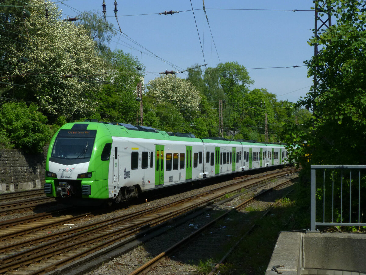 S9 (3429 006) nach Bottrop Hbf, kurz nach der Abfahrt in Wuppertal-Oberbarmen. In den Seitenfenstern spiegelt sich der gelbe Turmtriebwagen (https://leons.startbilder.de/bild/Deutschland~Baufahrzeuge~BR+701/716941/dieser-turmtriebwagen-nvr-nummer-99-80-9636.html), der auch am 8.5.2020 noch an der selben Stelle herumsteht.