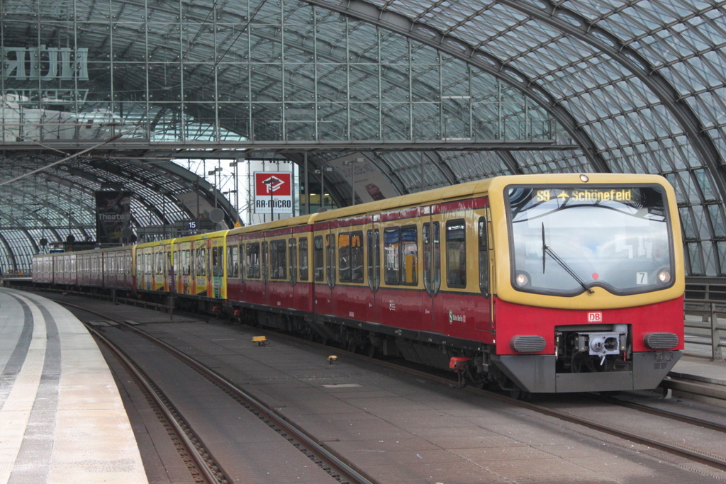 S9 von Berlin-Spandau nach Berlin-Schönefeld Flughafen  bei der Ausfahrt im Berliner Hbf.09.03.2018