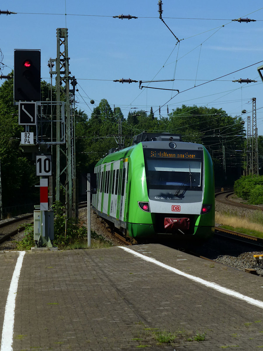 S9 nach Haltern am See legt sich bei der Ausfahrt in W-Zoologischer Garten in die Kurve. Blick auf 422 007, der am 23.07.19 solo unterwegs war.