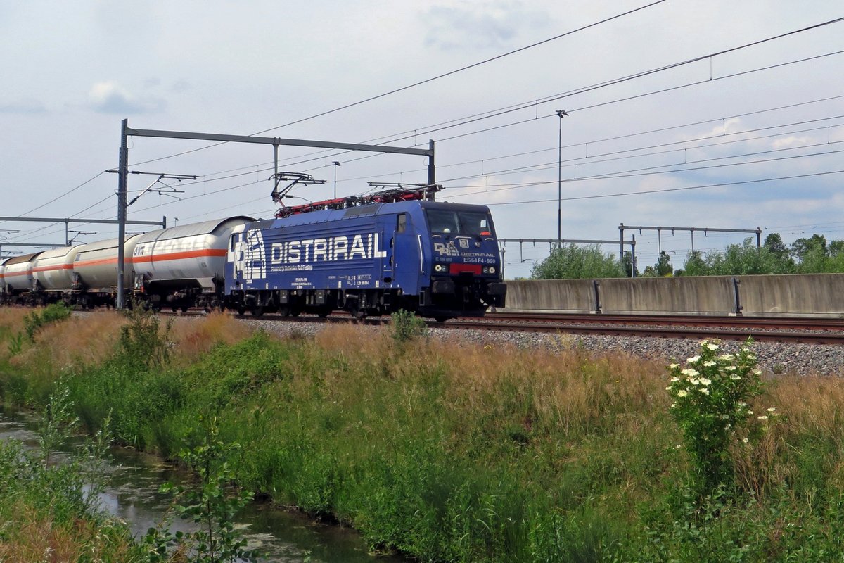 Sag es mit Blümchen! RRF/DistriRail 189 099 zieht ein Gaskesselwagenzug durch Valburg CUP am 3 Juni 2020. Valburg ist ein Dorf entlang der Betuwe-Route und hat einige nette Fotostandorte.