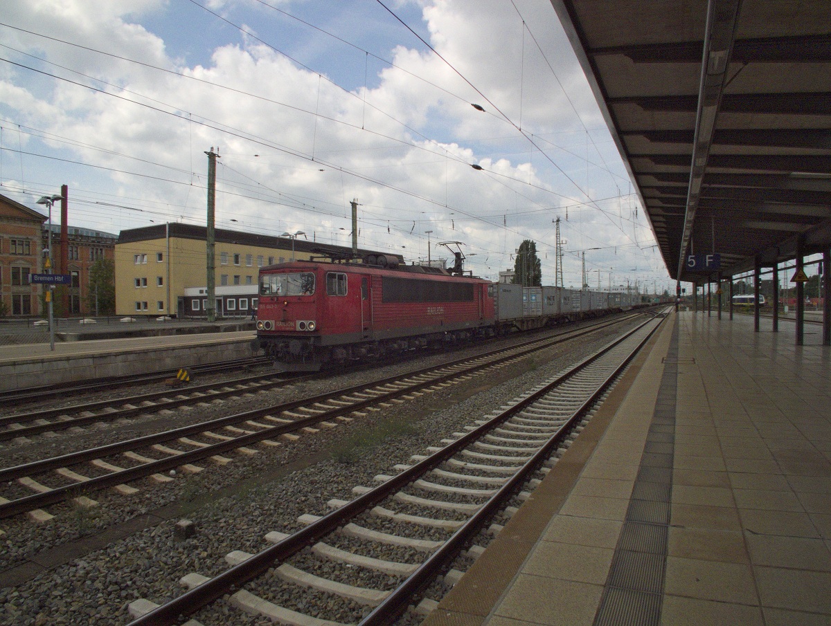 Sanft hupend, um die zahlreichen Fotografen zu grüßen und bei den Fahrgästen auf den Bahnsteigen gleichzeitig keine Herzinfarkte auszulösen, fuhr 155 043 am 21.08.14 durch Bremen.