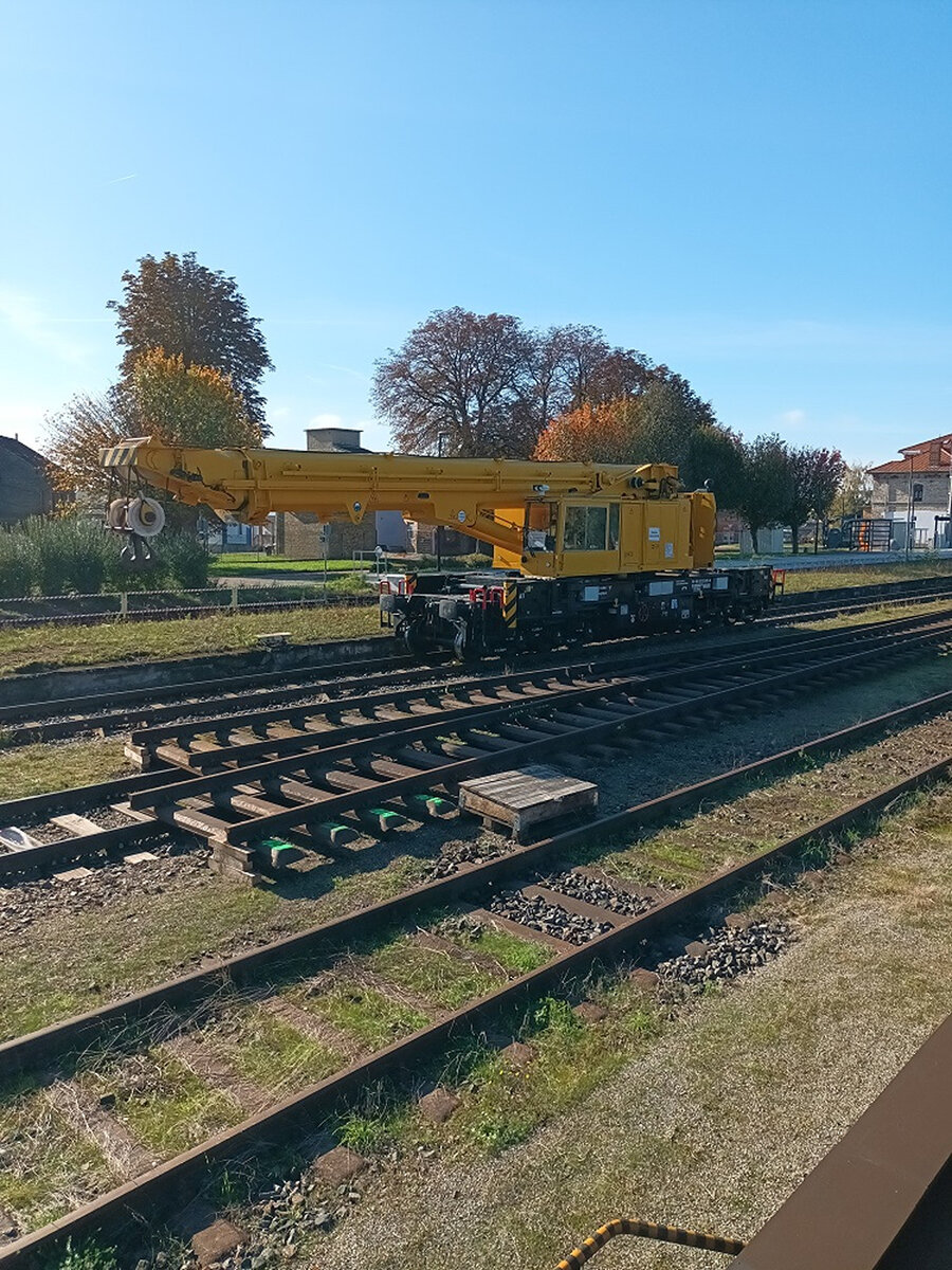 Sanierungsarbeiten am 16.10.2024 im Bahnhof Querfurt. Es wurden Weichen erneuert und Lückenschlüsse gemacht.
Das erste Mal seit der Wende 1990, dass in Querfurt mal nicht zur zurückgebaut wurde.
Vor Ort baute die Firma Sabrodt aus der Oberlausitz für DB InfraGO und die Saale-Unstrut-Bahn. Die Firma Sabrodt gehört zu HERING Bahnbau GmbH. Zum Einsatz kamen ein Eisenbahndrehkran, Zweiwegebaggermund weitere Fahrzeuge. (Foto: Saale-Unstrut-Bahn GmbH)
