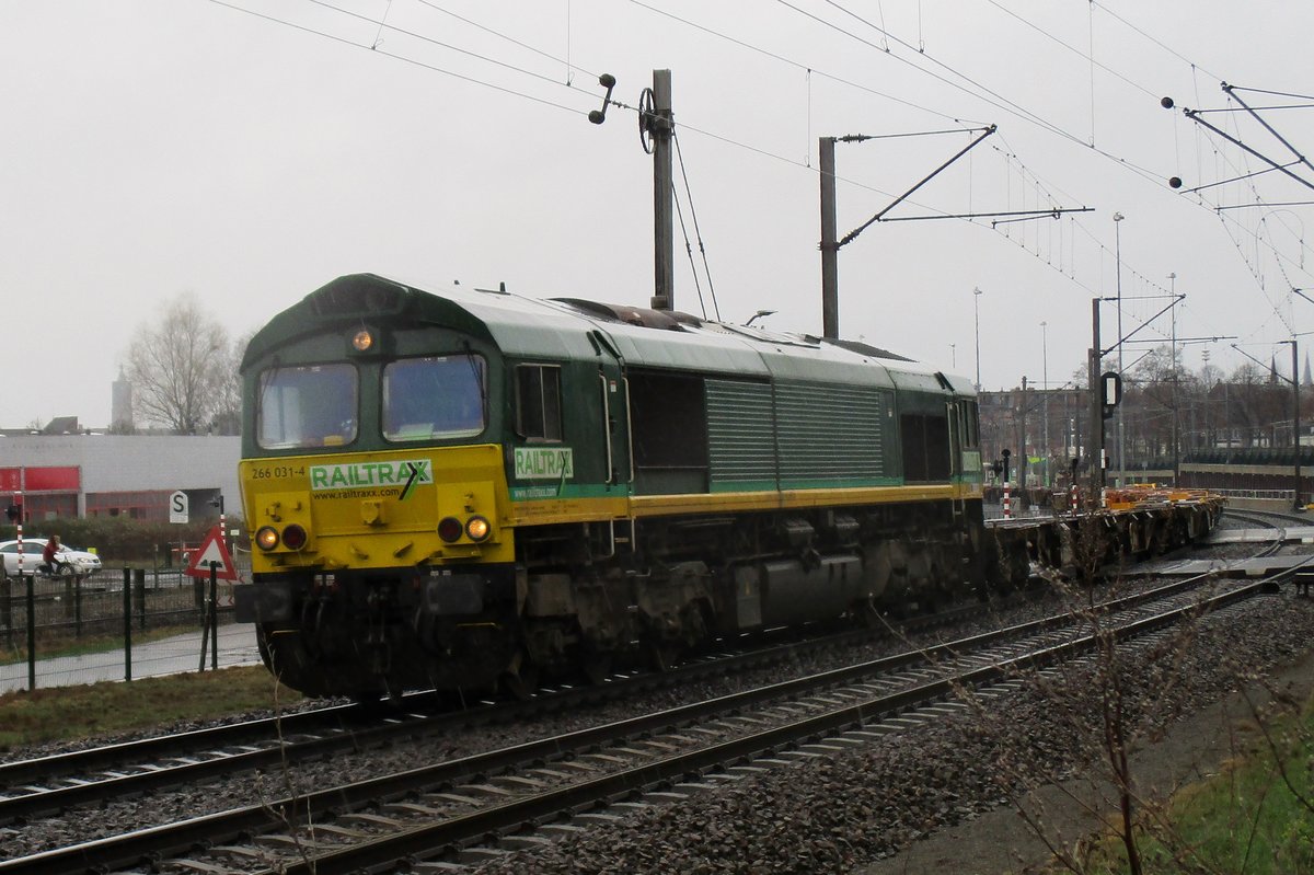 Sauwetter begrüsst am 18 März 2017 Railtraxx 266 031 bei Venlo Vierpaardjes.