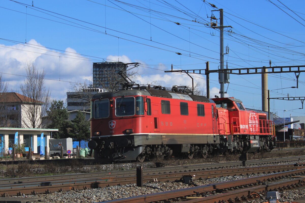 SBB 11172 zieht ein Am 843 durch Pratteln am 13 Februar 2024.