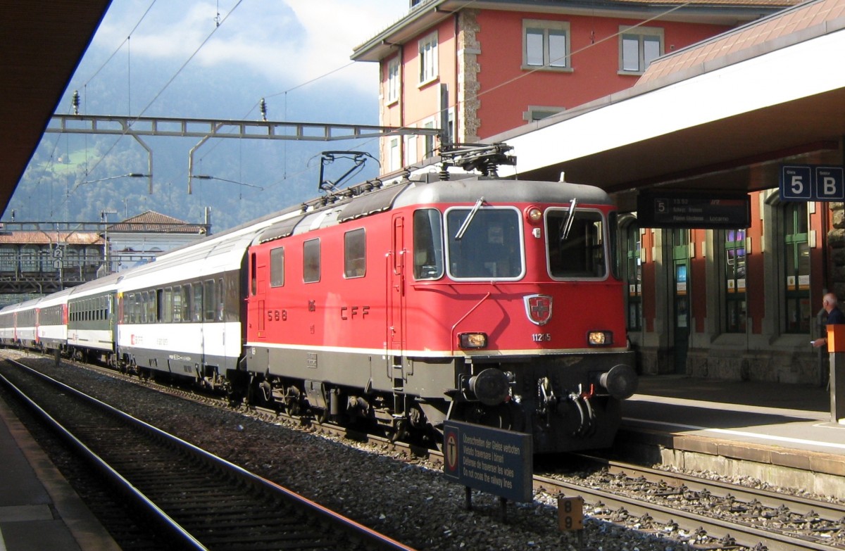 SBB 11205 treft mit IR nach Chiasso in Arth-Goldau ein: 15 September 2011.