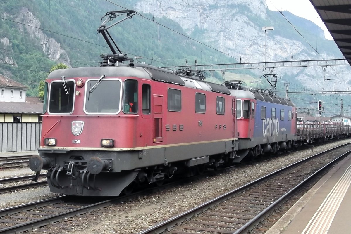 SBB 11256 treft am 4 Juni 2014 mit ein KLV in Erstfeld ein.