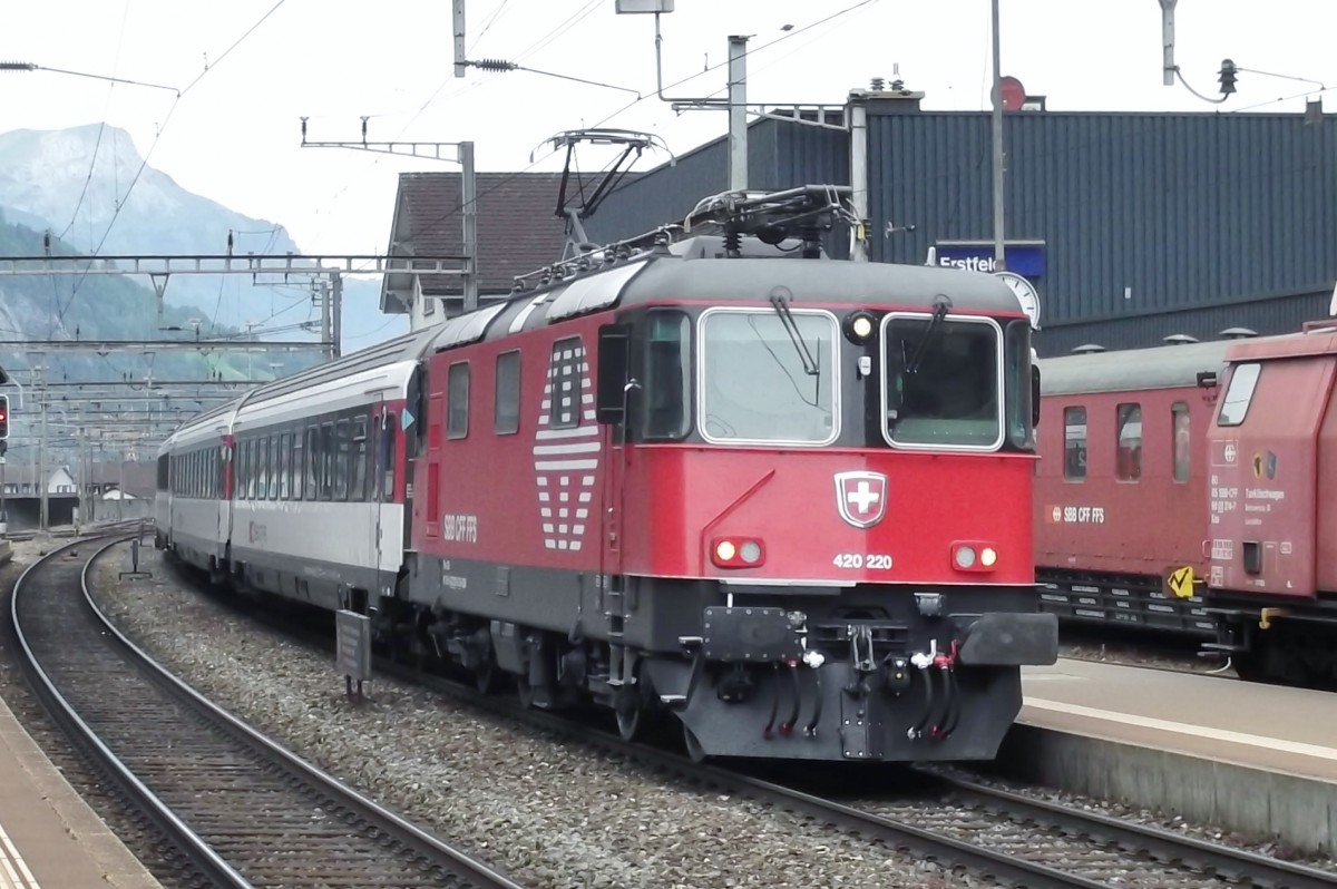 SBB 420 220 steht mit RE in Erstfeld am 4 Juni 2014.