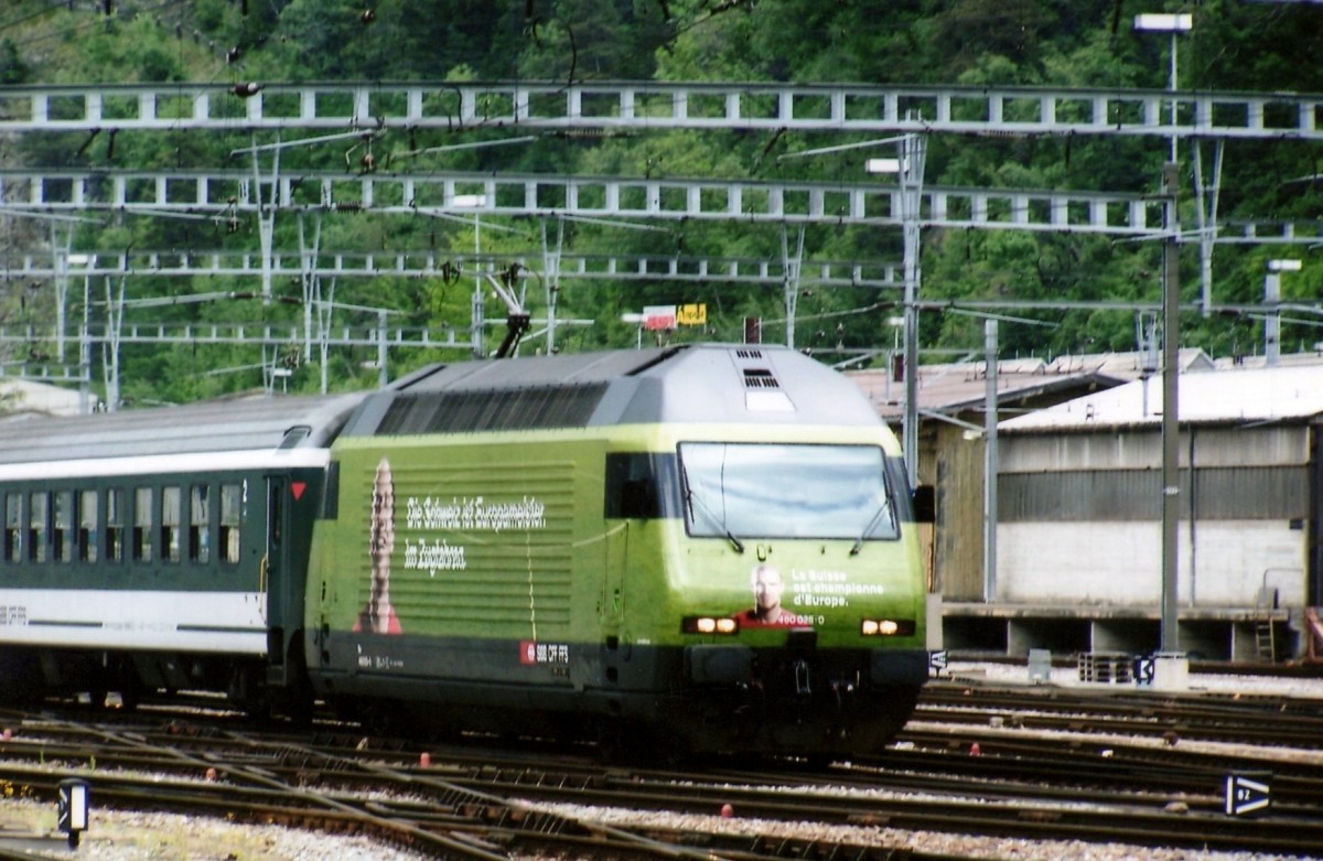 SBB 460 025 treft am 21 Mai 2008 in Brig ein.