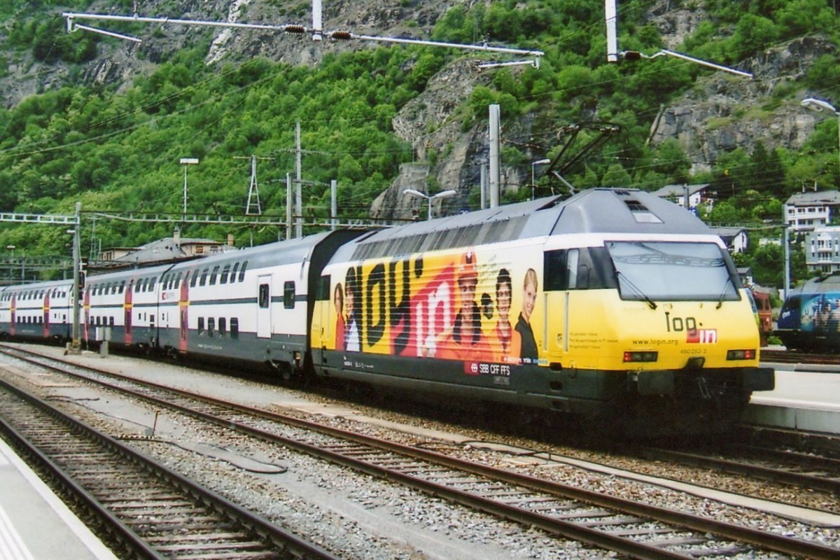 SBB 460 053 verlsst Brig am 13 Mai 2010.