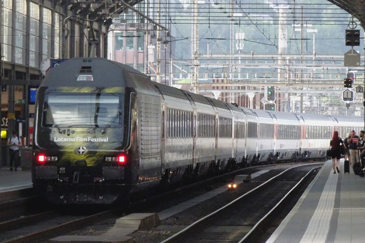 SBB 460 072 schiebt ein IC aus Olten nach Basel aus am 20 Mai 2022.