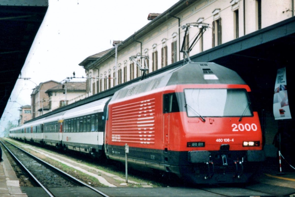 SBB 460 108 steht am 20 Mai in Domodossola.