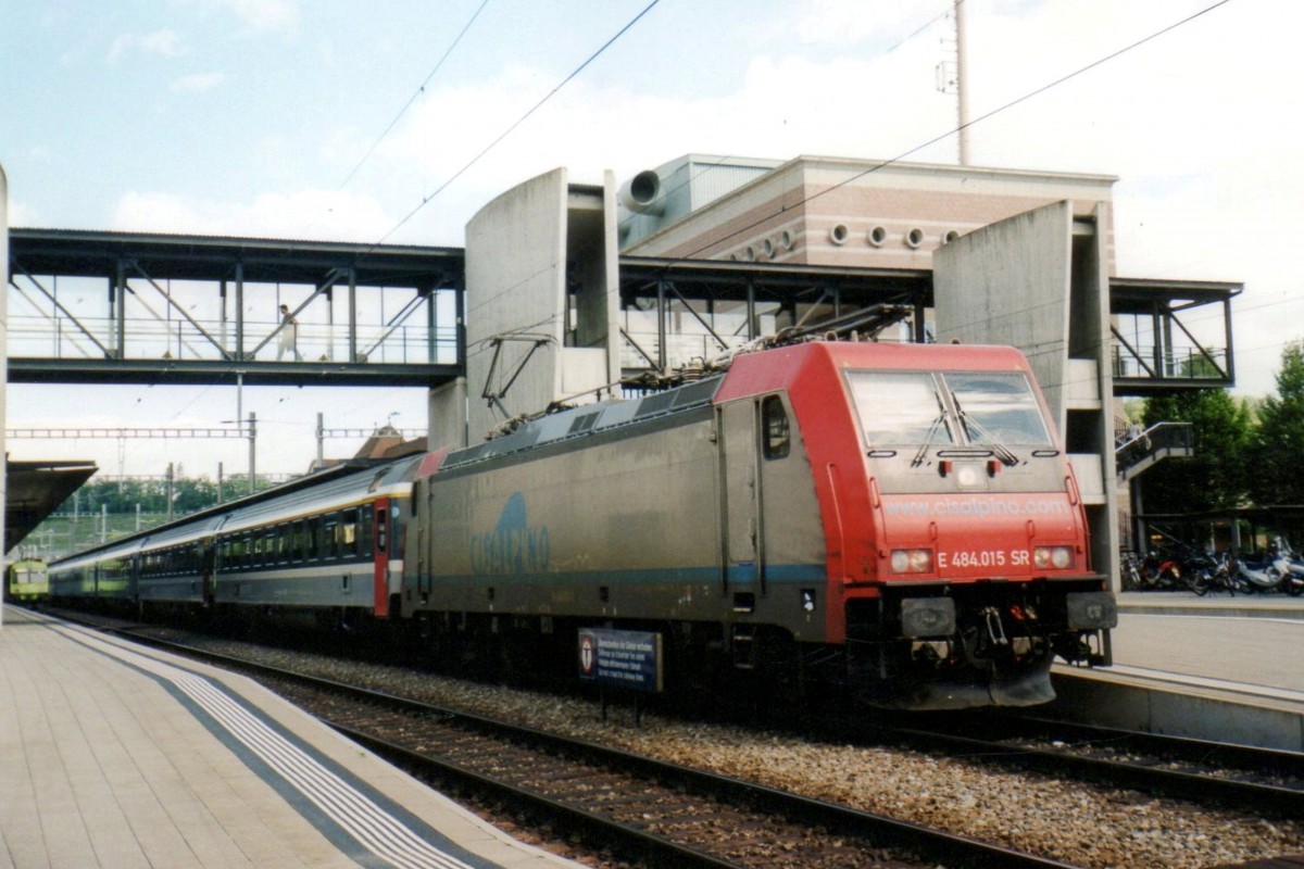 SBB 484 015 in CisAlpino-Farben steht am 19 Mai 2006 in Spiez. 