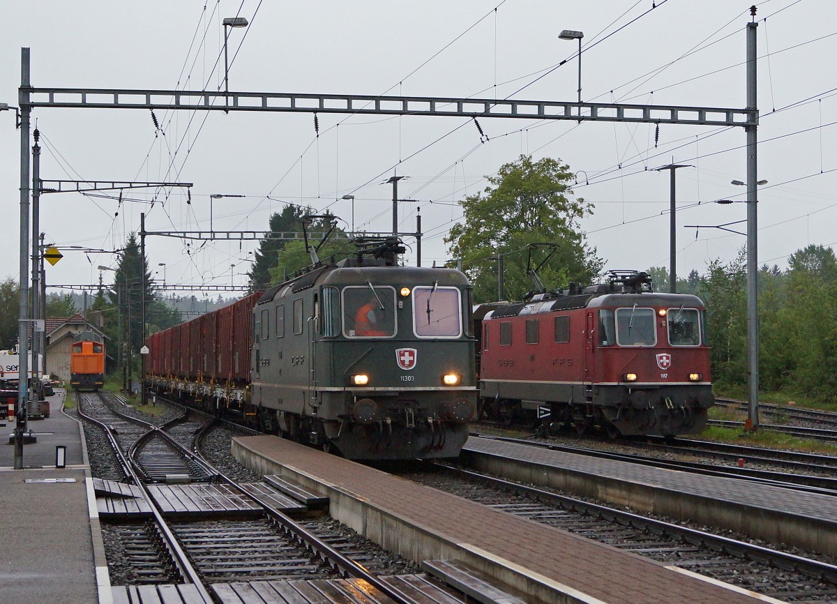 SBB: Am 11. August 2014 kam es am frühen Morgen bei sehr schlechter Witterung auf dem Bahnhof Gerlafingen zu einer sehr seltenen Begegnung zwischen der Re 4/4 ll 11309, eine der letzten mit grünem Anstrich, und der Re 4/4 ll 11175 mit rotem Anstrich.
Foto: Walter Ruetsch