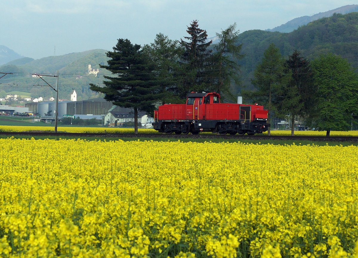 SBB: Am 841 bei Niederbipp whrend einer nur kurzen Aufhellung unterwegs am 3. Mai 2016.
Foto: Walter Ruetsch