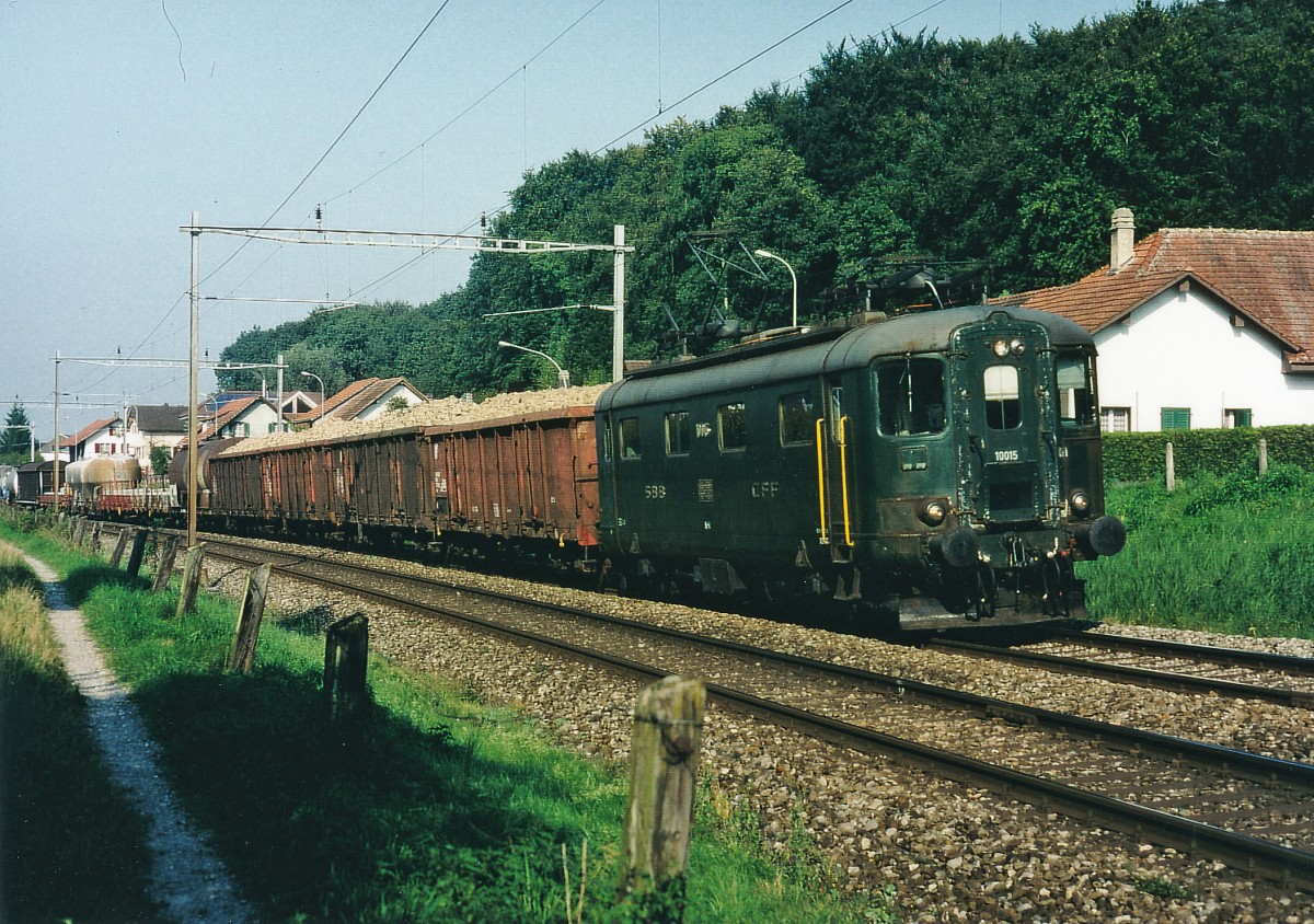 SBB: Auf dem Bahnhof Bren an der Aare konnten im Jahre 1997 auch noch Re 4/4 l beobachtet werden. Die grne 10015 holte an einem der wenig sonnigen Oktobertagen einen Zuckerrbenzug ab. Schon seit mehreren Jahren werden auch auf dem Bahnhof Bren an der Aare keine Zuckerrben mehr auf die Bahn verladen. Die Rben aus dieser Region werden mit Traktor und Wagen ab dem Felde direkt zur Zuckerrbenfabrik Aarberg transportiert, was zu vielen Staus auf den sonst schon berlasteten Strassen fhrt. Die Re 4/4 | 10015 mit gemischter Gterlast unterwegs bei Busswil.
Foto: Walter Ruetsch