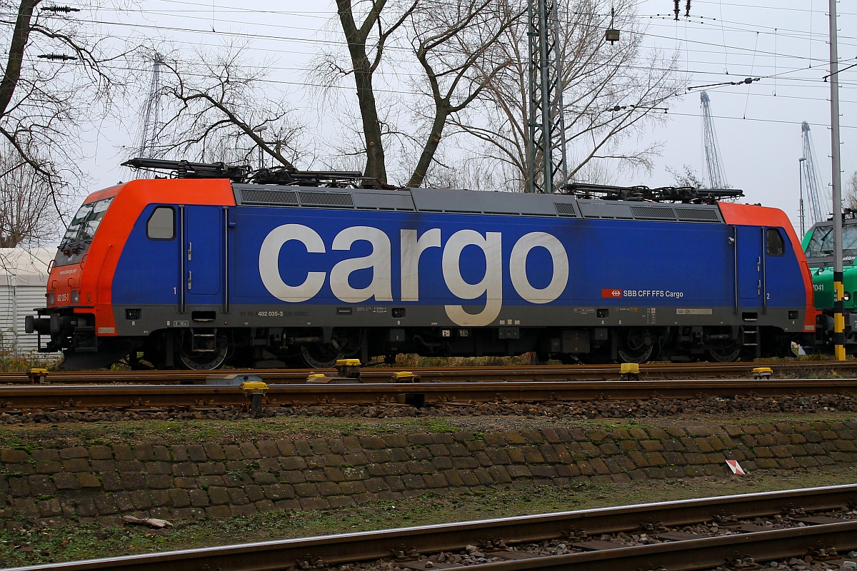 SBB Cargo 4 482 035-3 i.E für Raildox ist der erste vom Bombardier gebaute sogenannte Traxx 2-Prototyp der Anfang 2004 als 185 561-8 unter der Baunummer 33650 zugelassen wurde. Seit 2006 ist die Lok unter der Nummer 91 85 4482 035-3 CH-SBBC in der Schweiz registriert und ist seitdem u.a für die PRESS,RTS,Railpool,RTB Cargo und Ecco-Rail unterwegs gewesen und seit 2013 ist sie an Raildox  untervermietet . Festgehalten wurde sie hier am Standard-Abstellplatz Hamburg-Hohe Schaar am 29.11.2014
