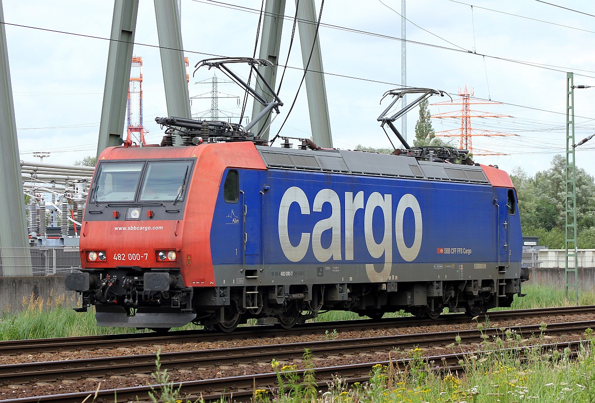 SBB Cargo 4482 000-7 fuhr mit einem Gruß an die Fotografen vorbei am Umspannwerk HH-Waltershof/Altenwerder. 23.07.2015