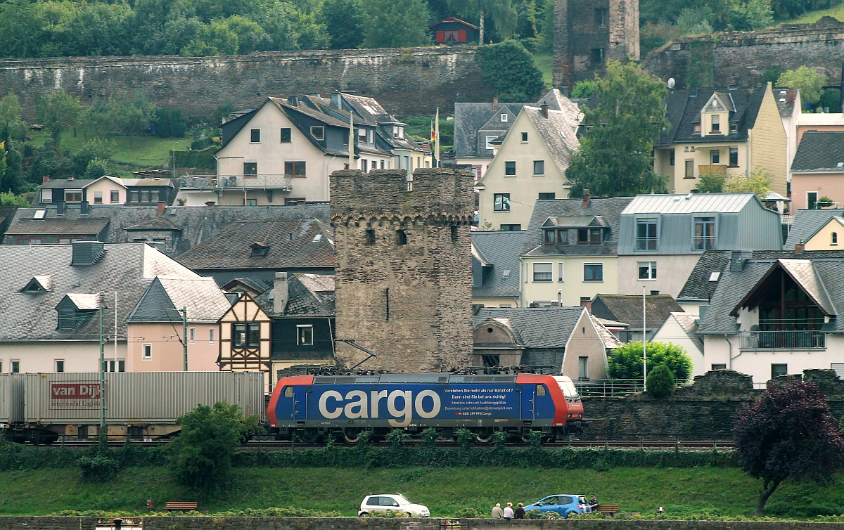 SBB Cargo 482 010-6 fährt hier mit einem van Dijk Containerganzzug durch Oberwesel/Rhein. 12.09.2013