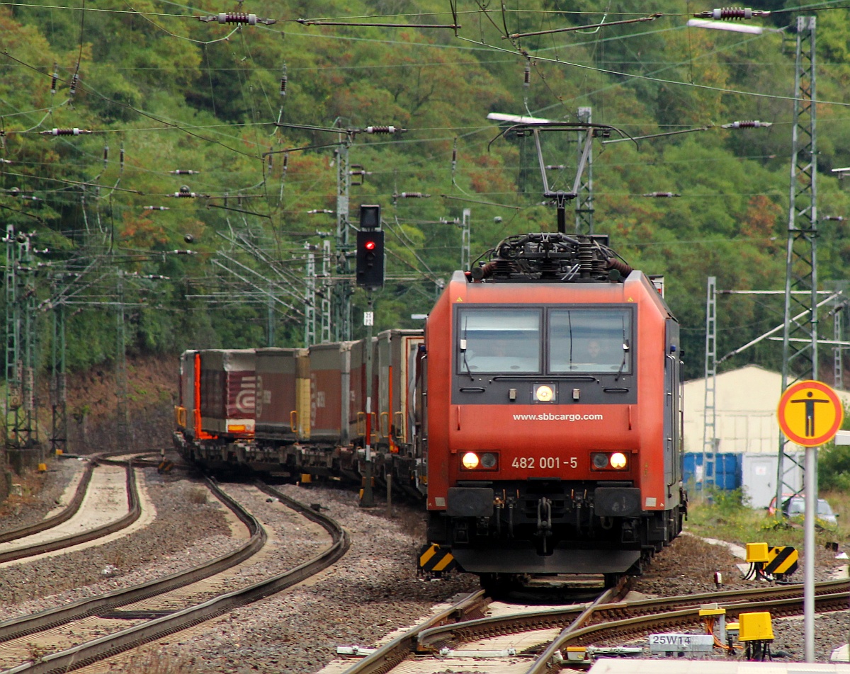 SBB Cargo 9185 4 482 001-5 wird hier mit einem  Arcese  KLV im Bhf Kaub am Rhein auf die Seite genommen. 12.09.2013