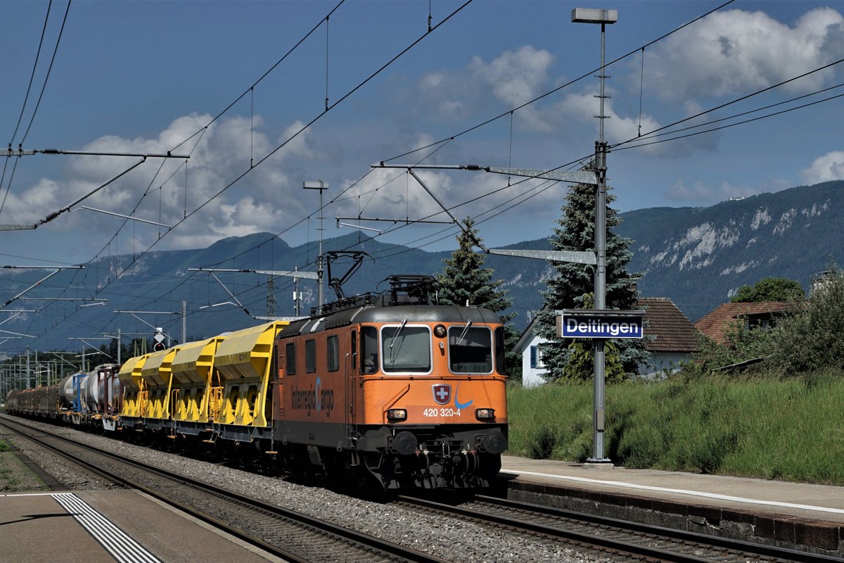 SBB CARGO: Den zahlreichen Stilllegungen und Verschrottungen von Re 4/4 II Lokomotiven zum Trotz.
Noch ist die fotogene Re II 420 320-4 am Leben.
Mit etwas Fotografenglück wurde sie am 30. Mai 2018 in Deitingen vor passenden Güterwagen verewigt.
Foto: Walter Ruetsch