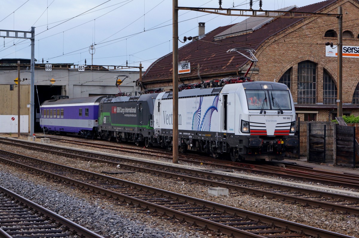 SBB CARGO INTERNATIONAL: Die beiden Vectron 193 902-4 und 193 209-4 (SBB) mit einem ehemaligen SBB-Speisewagen in Burgdorf bei der Weiterfahrt zur SOB fr weitere Versuchsfahrten. Mehrere Versuchsfahrten fanden in der Woche 26 bereits auf der Strecke Bern-Schwarzenburg statt. Ich gehe davon aus, dass man die SBB CARGO LOK nicht oft in der Schweiz fotografieren kann.
Foto: Walter Ruetsch 