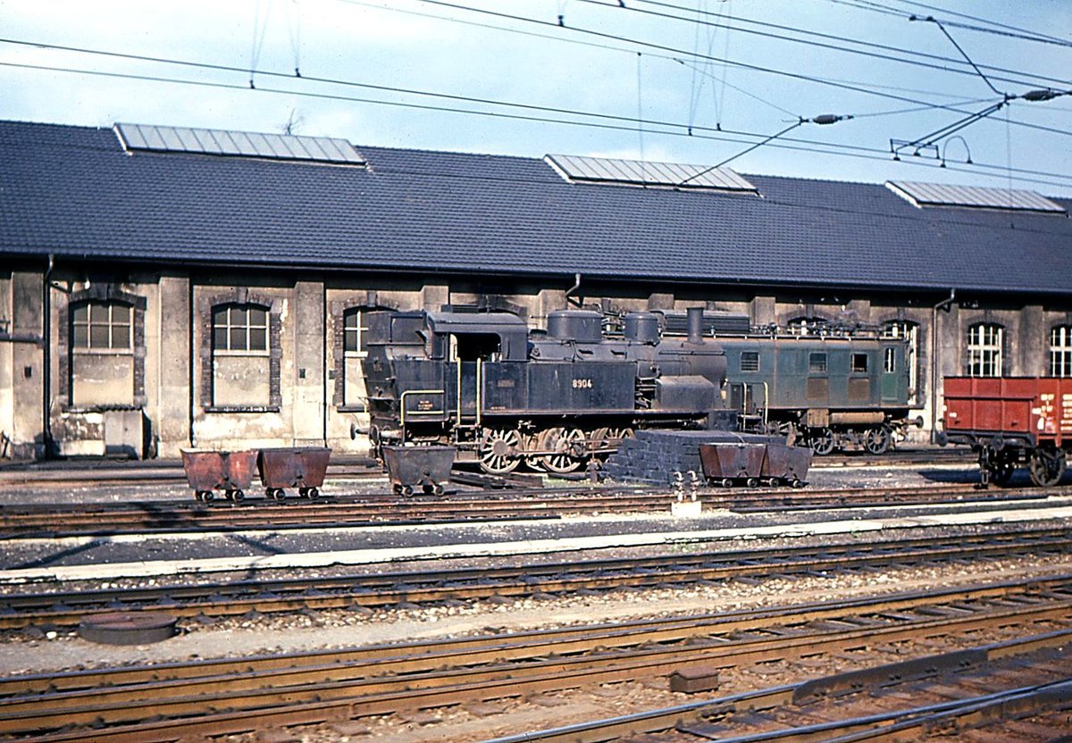 SBB Dampflok E 4/4: Die Loks der Serie 8901 bis 8917 waren Umbauten (1930-33) aus Schlepptenderloks von 1907-1912. Ausgemustert 1959-1967. Im Bild Lok 8904 in Basel SBB, 31.Mrz 1967. Obwohl sie die vorderste Achse verdecken, sind die kleinen Kohlewgelchen doch hbsch. 