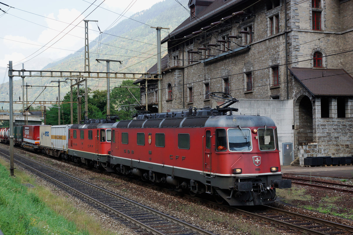 SBB: Das Unterwerk in Giornico mit einem Güterzug geführt von einer Re 10/10. Die Aufnahme stammt vom 13. September 2016.
Foto: Walter Ruetsch