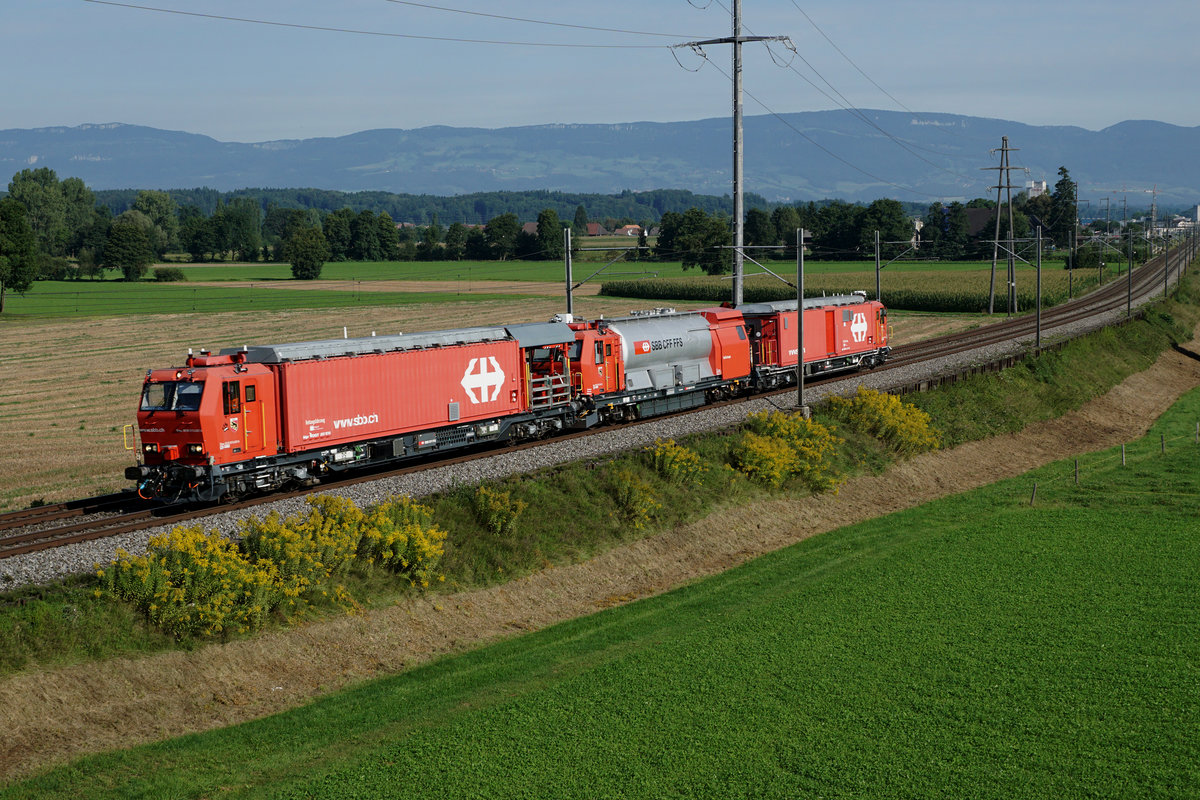 SBB: Der in Bern stationierte Lsch- und Rettungszug (LRZ) auf der alten Stammstrecke Olten - Bern bei Bettenhausen unterwegs am 24. August 2017.
Gegenwrtig sind 17 Lsch- und Rettungszge auf dem Netz der SBB stationiert, so in Airolo, Basel, Biasca, Bern, Biel/Bienne, Brig, Brugg, Chiasso, Erstfeld, Genf, Lausanne, Olten, Rapperswil (SG), Rotkreuz, St. Gallen, Winterthur und Zrich. Damit knnen schweizweit Ereignisorte auf risikoreichen Strecken innert 30 Minuten erreicht werden.
Foto: Walter Ruetsch