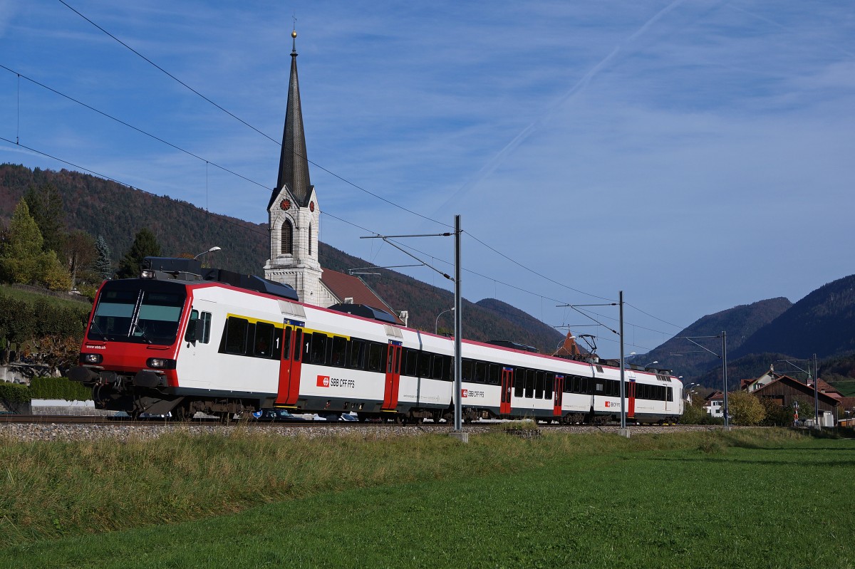 SBB: Die seit über 22 Jahren im Einsatz stehenden RBDe 560 Kolibri/Domino verkehren seit dem Fahrplanwechsel 2013 nicht mehr zwischen Solothurn-HB und Sonceboz-Sombeval. Am 26. Oktober 2013 konnte ein Domino auf der Fahrt im Berner Jura vor der Kulisse der Kirche Court im Bilde festgehalten werden.
Foto: Walter Ruetsch