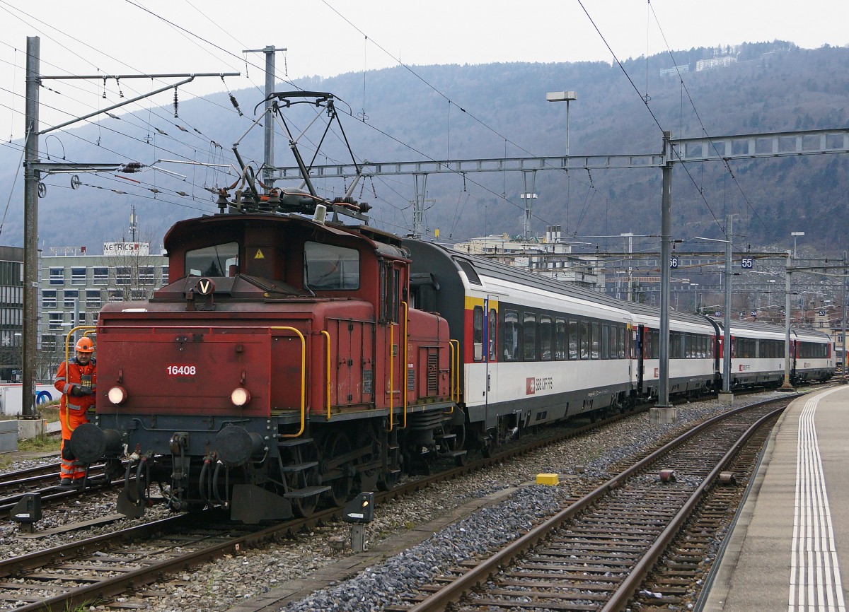 SBB: E 3/3 16408 (1944) auf Rangierfahrt zur Werkstätte Biel mit EW |V am 10. Dezember 2014.
Bahnsujets der Woche 50/2014 von Walter Ruetsch 