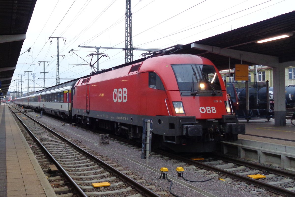 SBB EC 163 nach Zürich HB steht am 1 Jänner 2019 in Singen (Hohentwiel) mit 1116 116 als Traktion.  