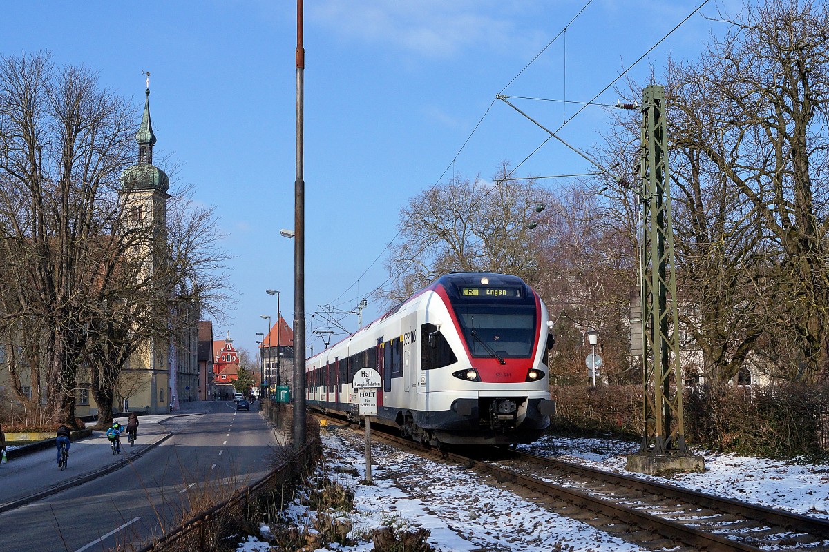 SBB: Flirt RABe 526  Seehas  bei Konstanz am 7. Februar 2015. Die Eisenbahnfotografen aus der Schweiz (ich war der Einzige) waren an diesem Samstag gegenber den Schweizer Einkaufstouristen in der Minderzahl.
Foto: Walter Ruetsch  