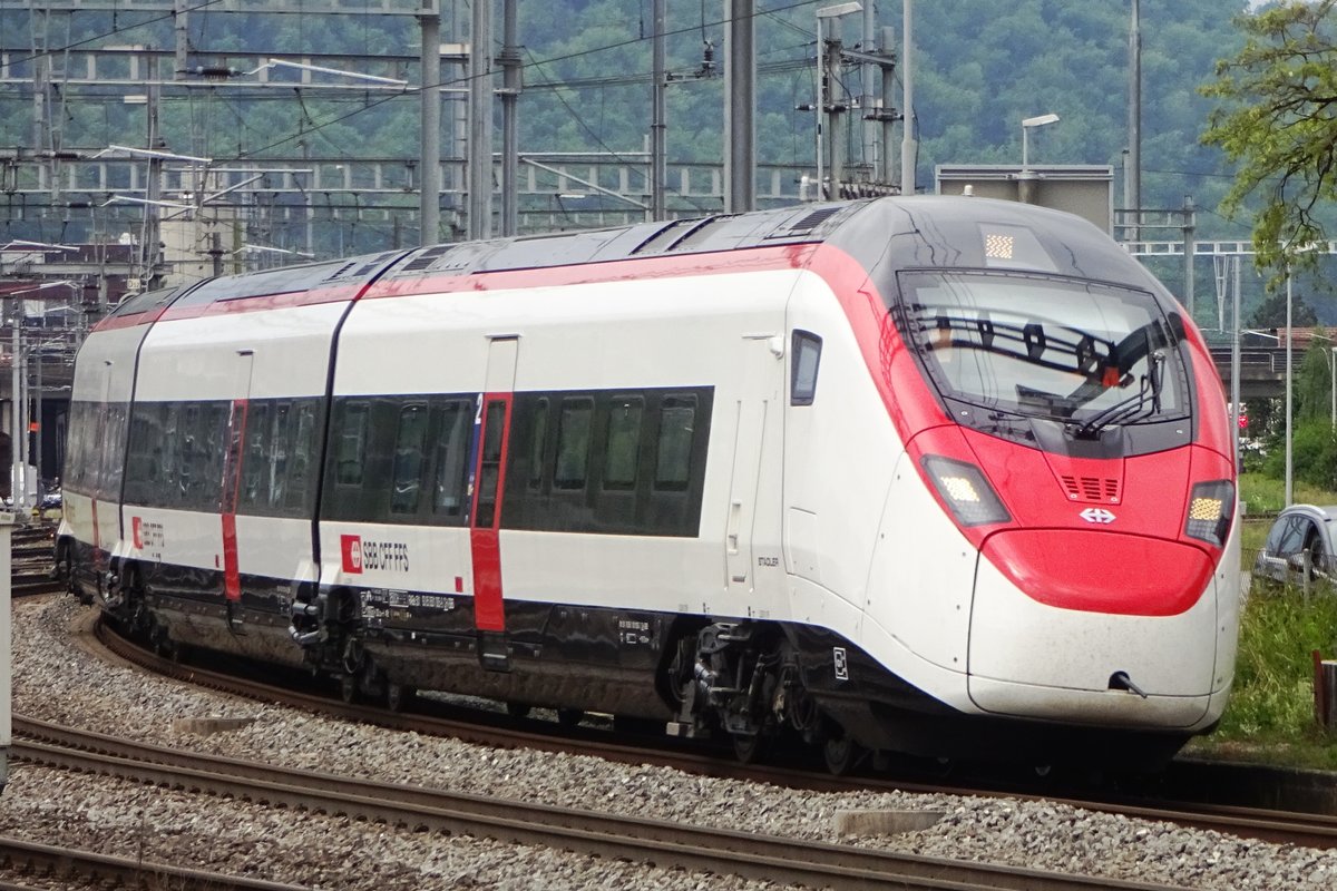 SBB Giruna 501 005 legt sich am 25 Mai 2019 in Brugg AG in die Kurve. 