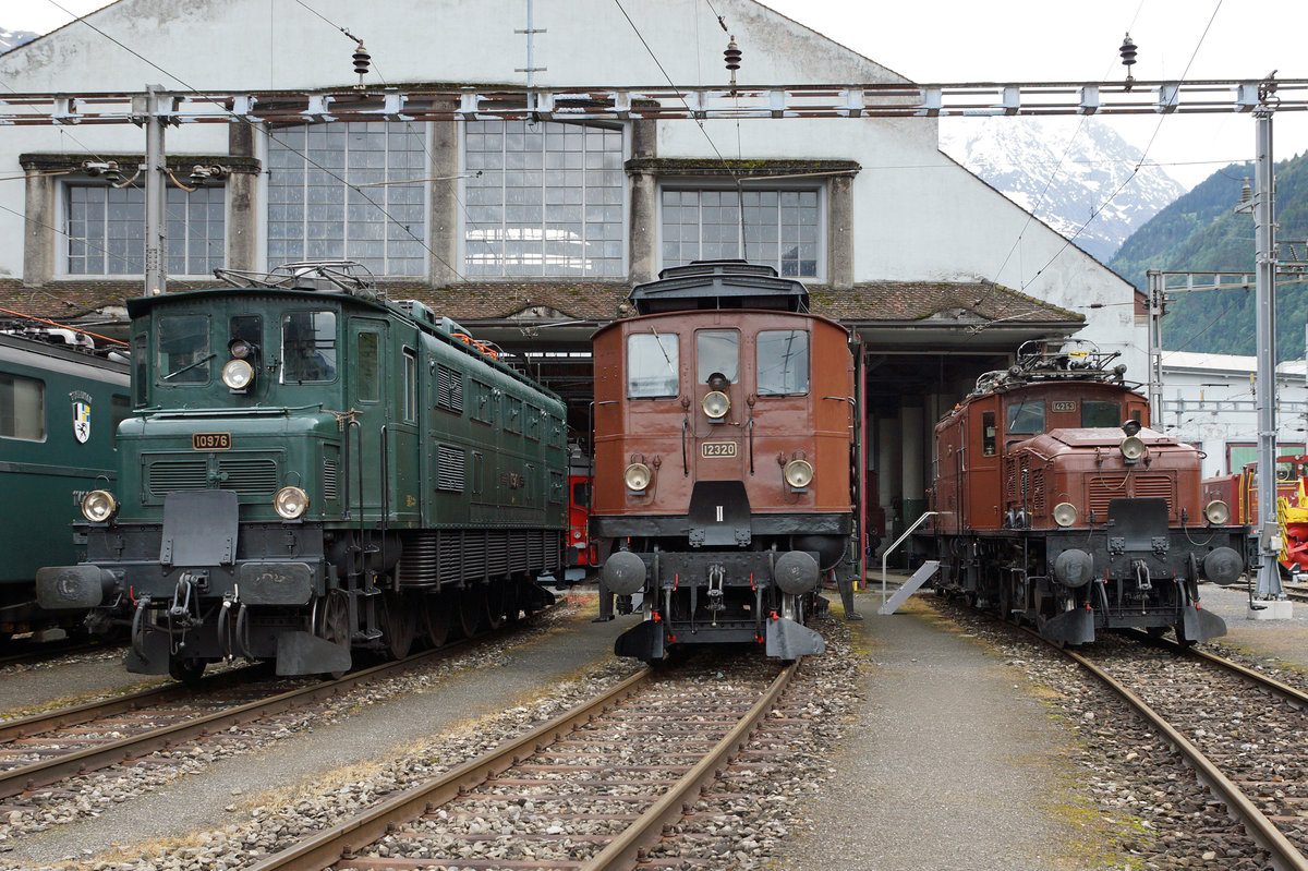 SBB:  GOTTARDO 2016 
Rund um das alte SBB Depot Erstfeld, das durch die Eröffnung des Gotthard Basistunnel leider seine grosse und langjährige Bedeutung verliert, wurde über das Wochenende vom 4. und 5. Juni 2016 Rollmaterial aus verschiedensten Epochen ausgestellt.
Ein interessantes Trio bildeten Ae 4/7 10976, Be 4/6 12320 und das  KROKODIL  Ce 6/8 II 14253.
Foto: Walter Ruetsch  