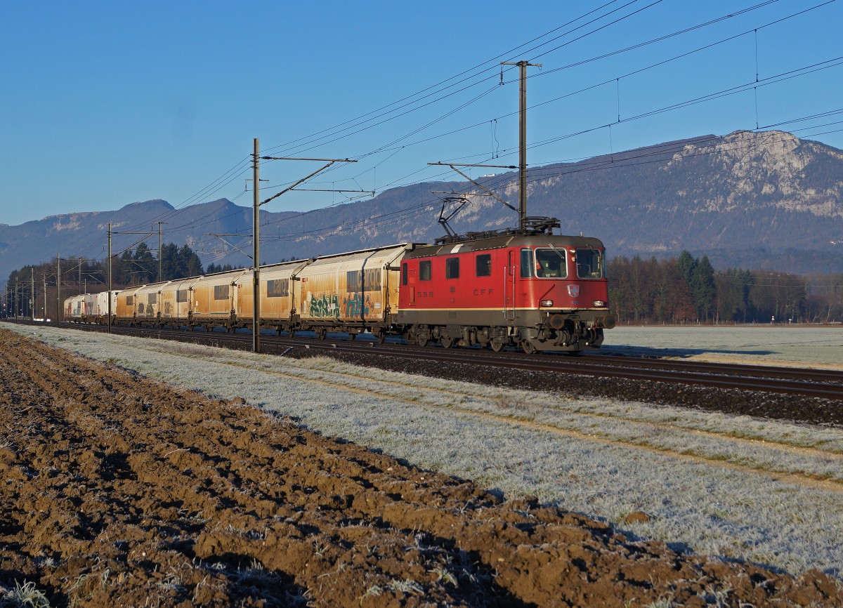 SBB: Güterzug mit Re 4/4 11262 bei Deitingen am 23. Dezember 2014.
Foto: Walter Ruetsch