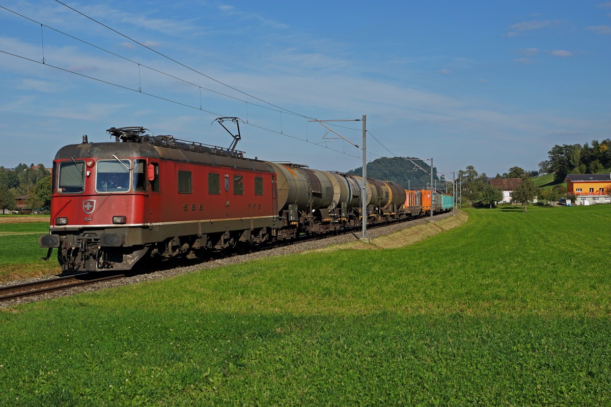 SBB: Güterzug mit der Re 6/6 11644  CORNAUX  bei Gettnau unterwegs am 29. September 2015.
Foto: Walter Ruetsch