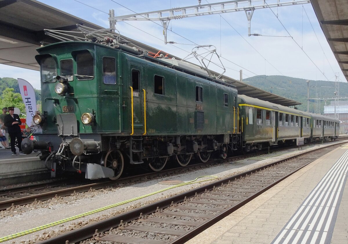 SBB Historic 10217 steht mit deren pendelzug ins Bahnhof von Olten am 21 Mai 2022.