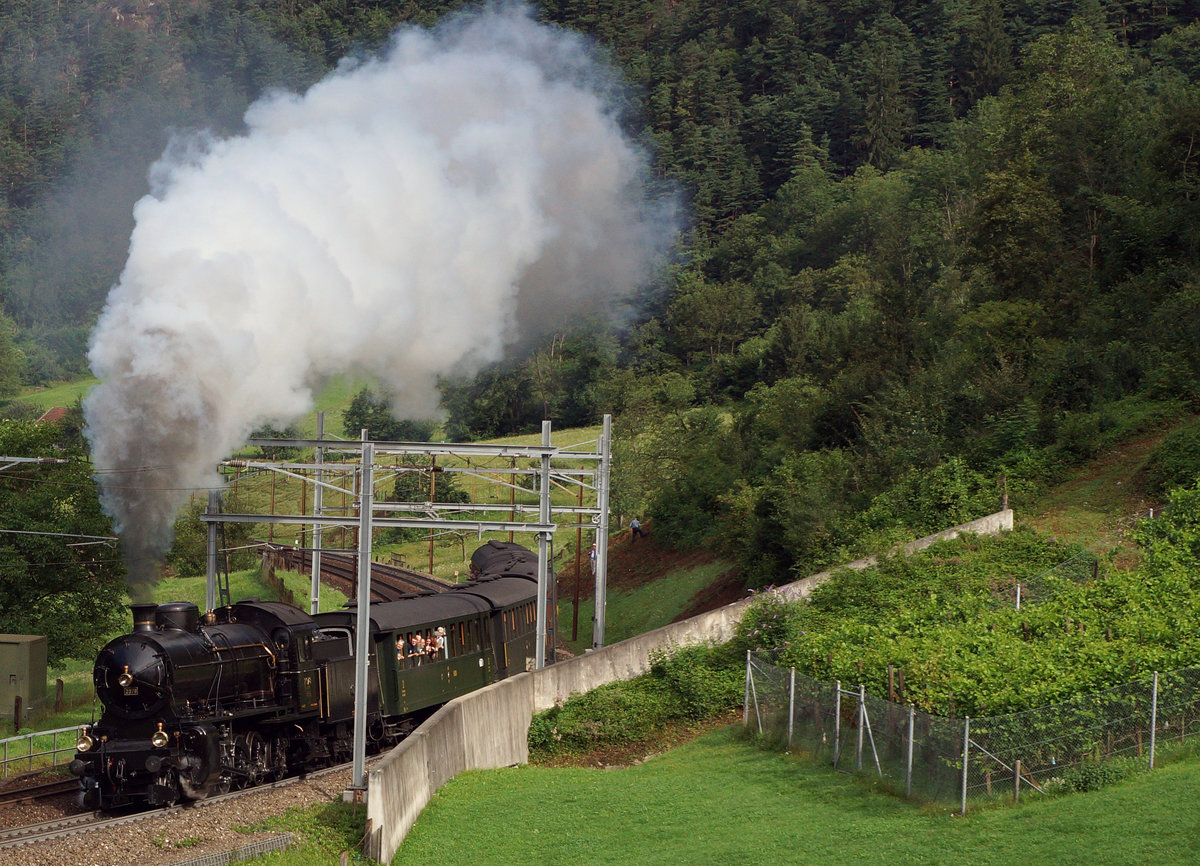 SBB HISTORIC: 
 Schweiz aktuell am Gotthard  - Dampfzug mit der C 5/6 2978 und nostalgischen Wagen oberhalb Erstfeld am 28. Juli 2016. 
Foto: Walter Ruetsch