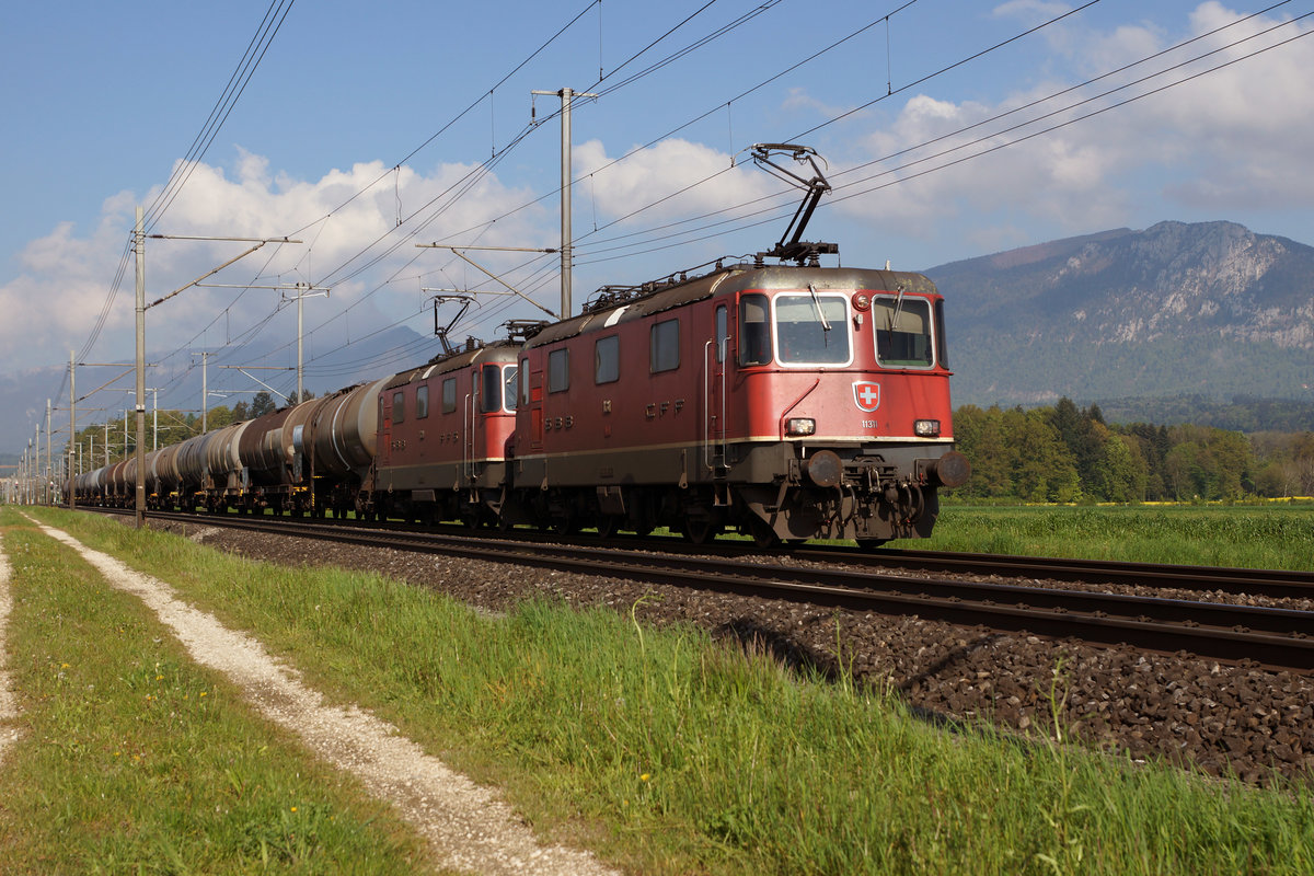 SBB: Kesselwagenzug mit Doppeltraktion Re4/4 II bei Deitingen am 4. Mai 2016.
Foto: Walter Ruetsch