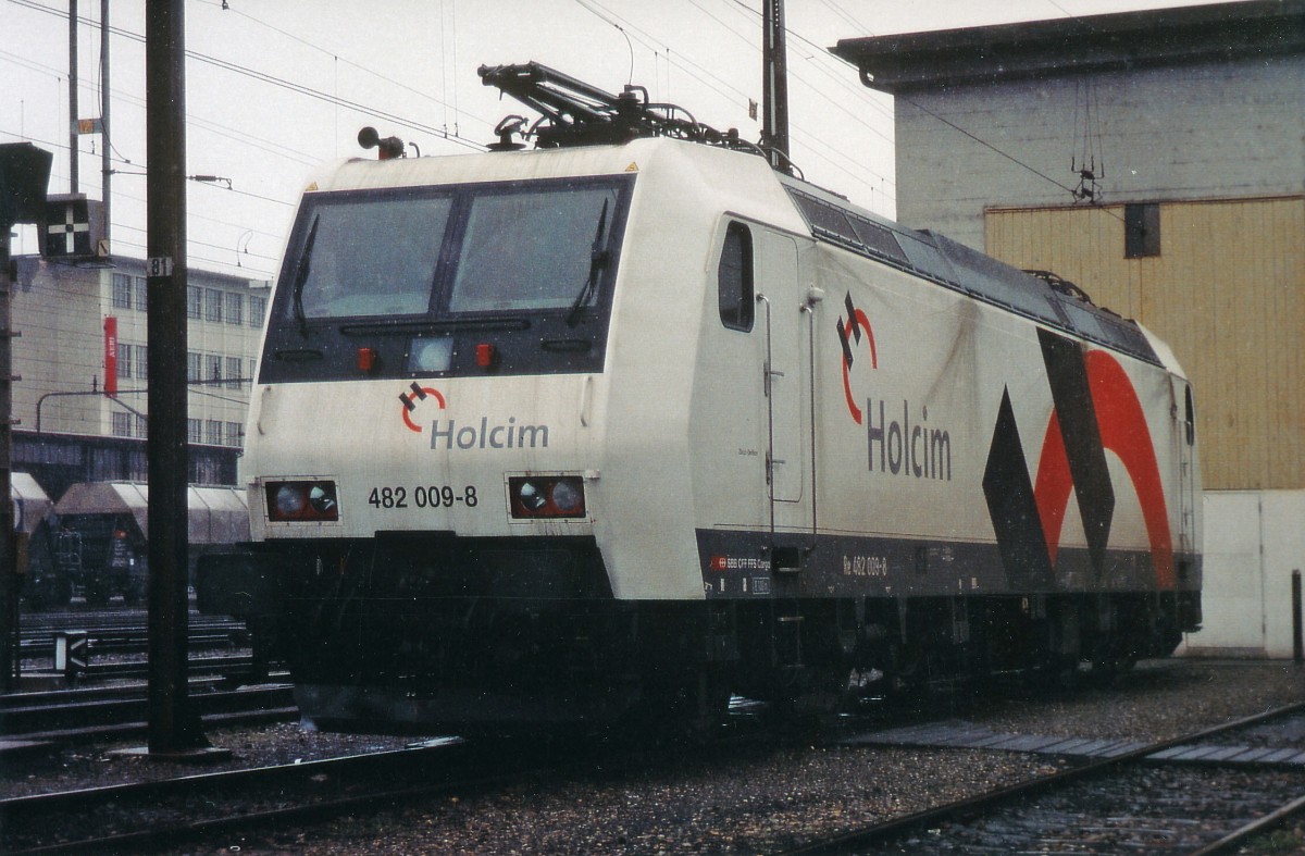 SBB: Leider nur einmal in Burgdorf, bei sehr schlechtem Wetter im Juni 2004, konnte die  HOLCIM  Re 482 009-8 von mir verewigt werden. Bei weiteren Gelegenheiten waren die HOLCIM-Züge mit Re 4/4 oder mit Re 6/6 bespannt.
Foto: Walter Ruetsch  