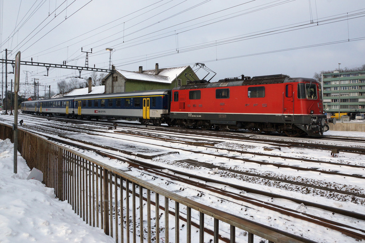 SBB: Meine zufällige Beobachtung des 18. Januar 2017 vom Auto aus anlässlich einer Durchfahrt beim Bahnhof Solothurn HB. Nach einem Nothalt auf dem PTT-Parkplatz waren diese Aufnahmen eines Dispopendels mit Re 4/4 II (erste Serie) an beiden Enden im letzten Moment entstanden. Ich erwischte die Zugsspitze mit der Re 420 143-0 sowie der Nachschuss mit der Re 420 125-7. Werden neu die Dispopendel mit zwei Re 4/4 geführt? Eigentlich könnte es möglich sein wegen dem grossen Loküberschuss.
Foto: Walter Ruetsch