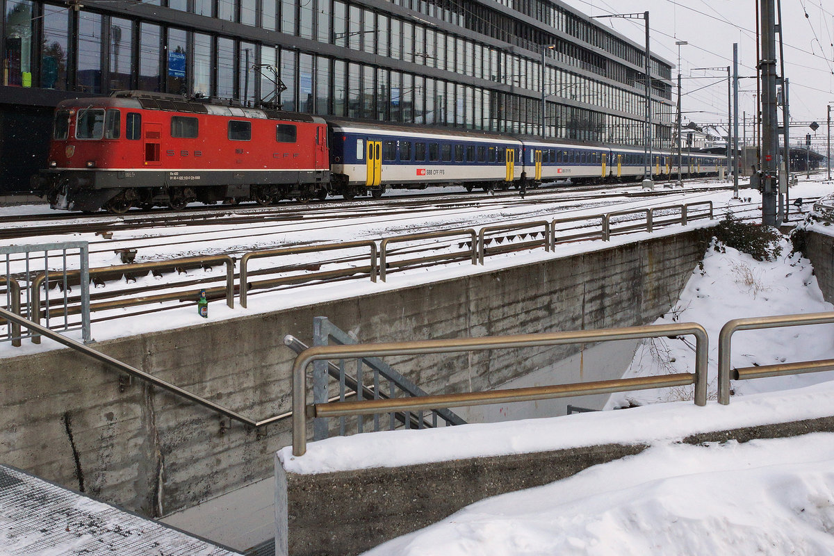 SBB: Meine zufällige Beobachtung des 18. Januar 2017 vom Auto aus anlässlich einer Durchfahrt beim Bahnhof Solothurn HB. Nach einem Nothalt auf dem PTT-Parkplatz waren diese Aufnahmen eines Dispopendels mit Re 4/4 II (erste Serie) an beiden Enden im letzten Moment entstanden. Ich erwischte die Zugsspitze mit der Re 420 143-0 sowie der Nachschuss mit der Re 420 125-7. Werden neu die Dispopendel mit zwei Re 4/4 geführt? Eigentlich könnte es möglich sein wegen dem grossen Loküberschuss.
Foto: Walter Ruetsch